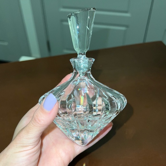 Crystal Tilted Diamond Shaped Bottle with Stopper & Heart Shaped Paperweight 💠 - Picture 9 of 11